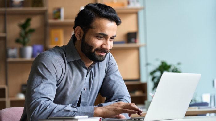 Munca de acasă chiar face angajații mai fericiți și mai productivi | STUDIU