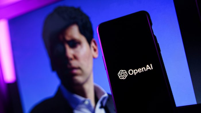 ChatGPT limitează discuțiile cu minorii. Sam Altman: „Prioritizăm siguranța înaintea intimității și libertății”