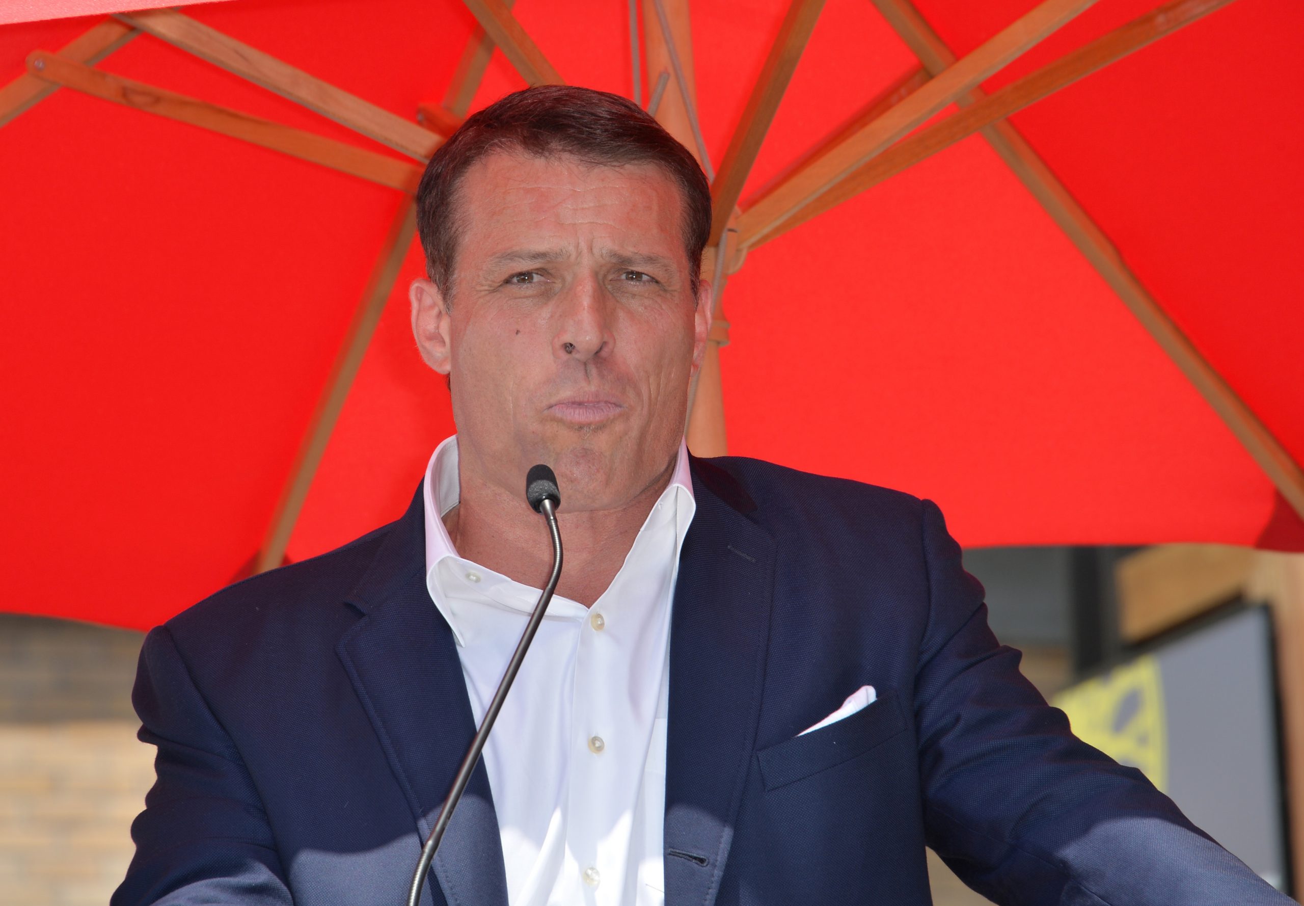 Cum să-ți construiești o carieră de succes: Lecții de la Tony Robbins