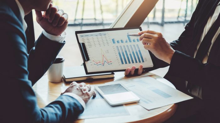 După doi ani de scăderi, salariile CEO cresc din nou | STUDIU
